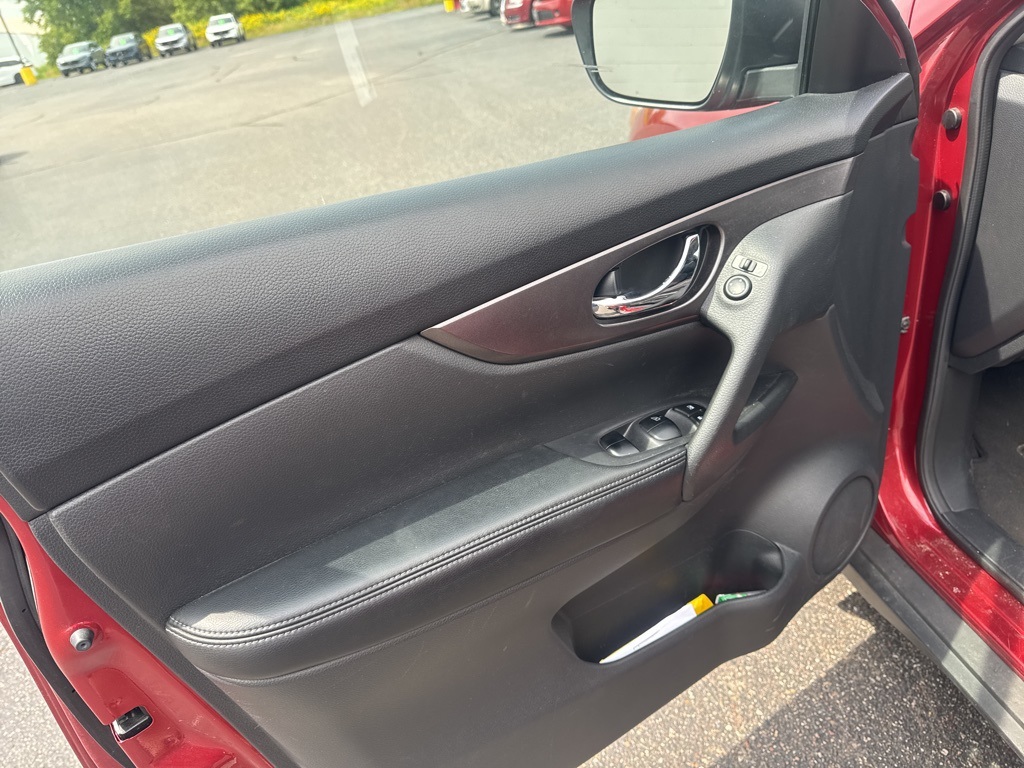 2015 Nissan Rogue SV photo 10