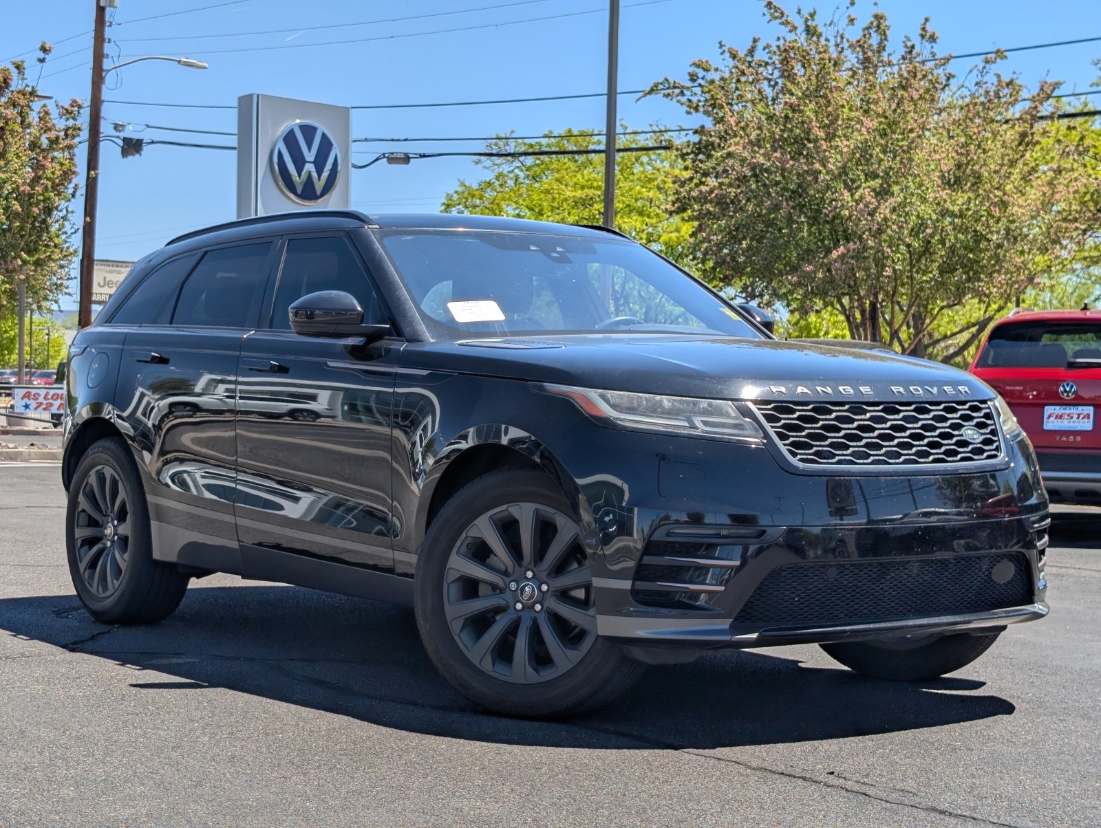 Used 2019 BLACK Land Rover R-Dynamic SE image 1