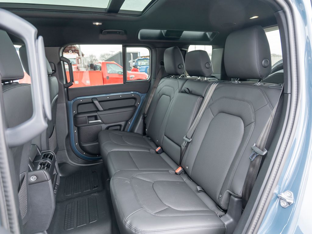 2025 Land Rover Defender 110 X-Dynamic SE photo 22