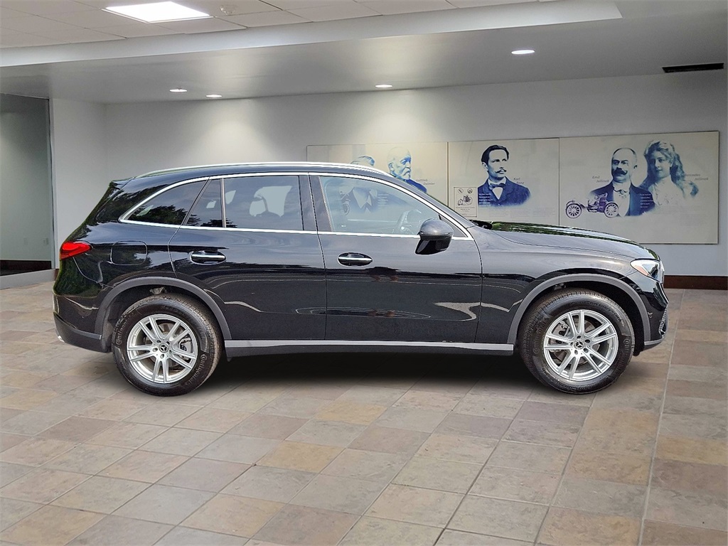2025 Mercedes Benz GLC 300 4MATIC photo 5