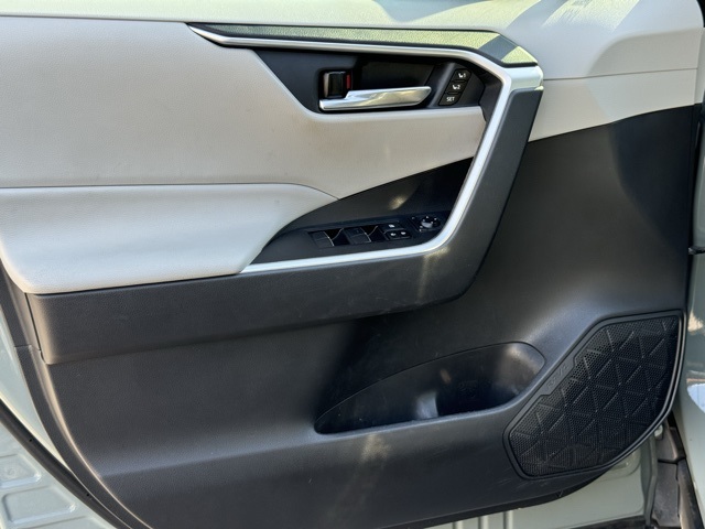 2020 Toyota RAV4 XLE Premium photo 11