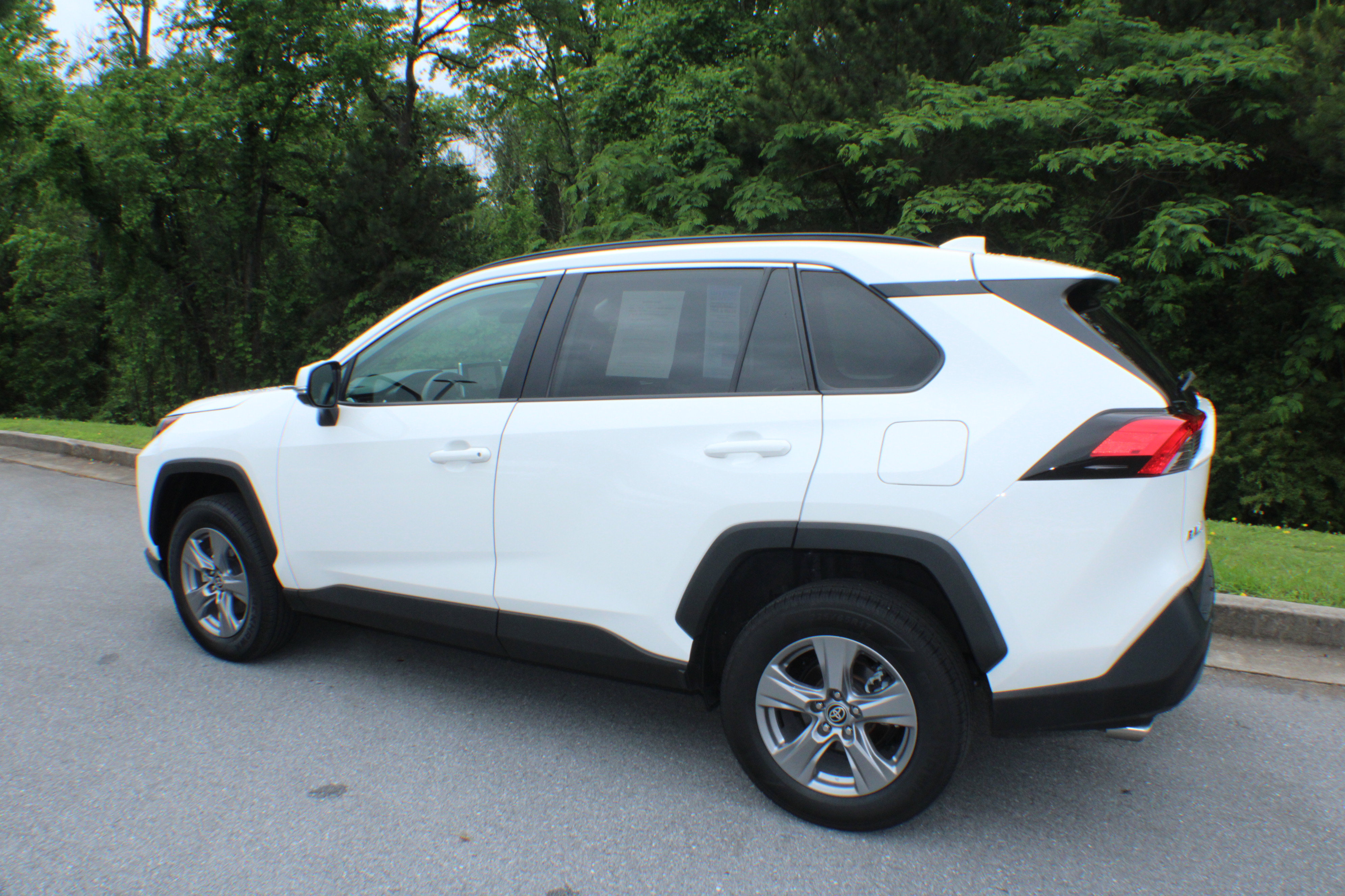 2024 Toyota RAV4 XLE photo 3