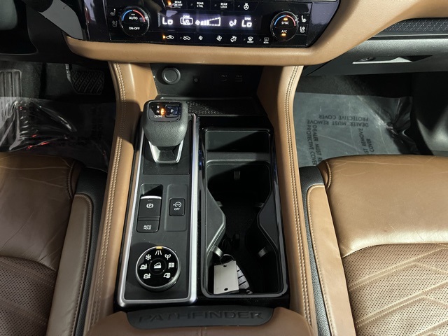 2022 Nissan Pathfinder Platinum photo 10