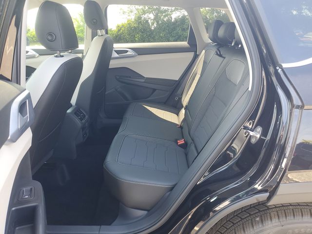 2025 Volkswagen Taos SE photo 12