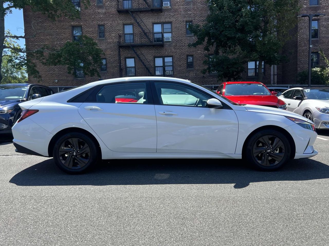 2022 Hyundai Elantra SEL photo 3