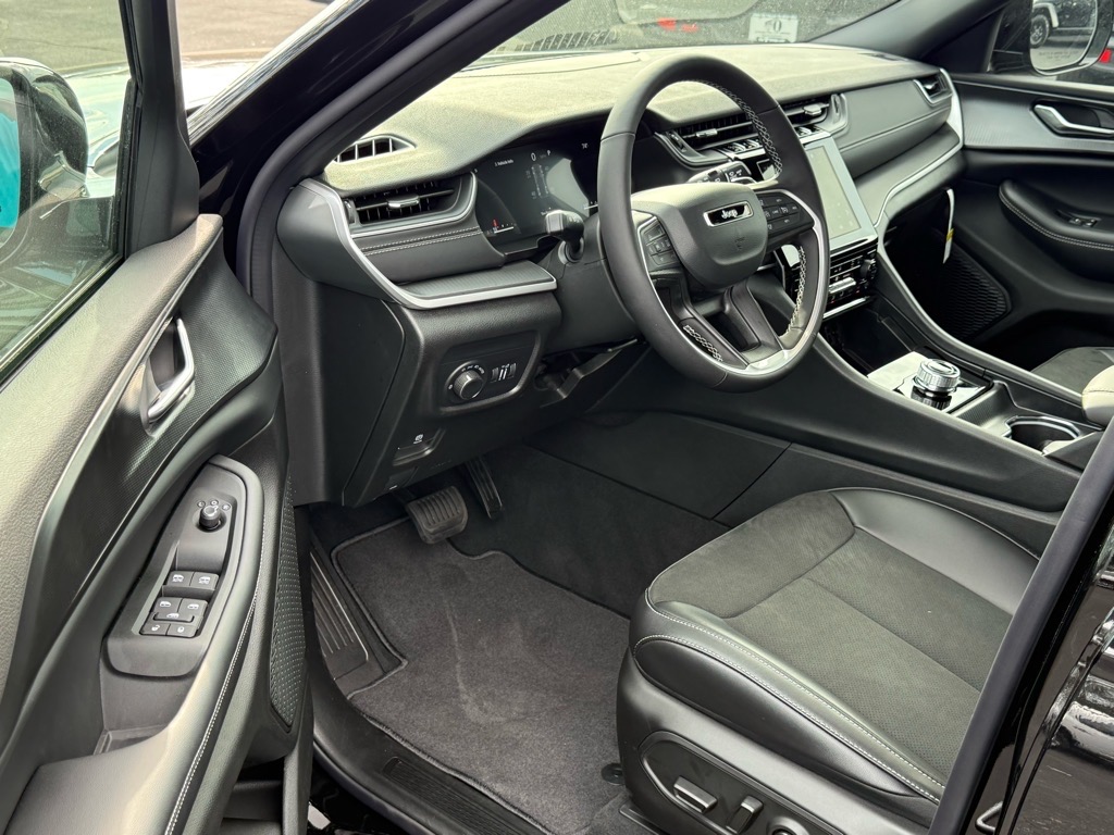 2025 Jeep Grand Cherokee Laredo Altitude photo 4