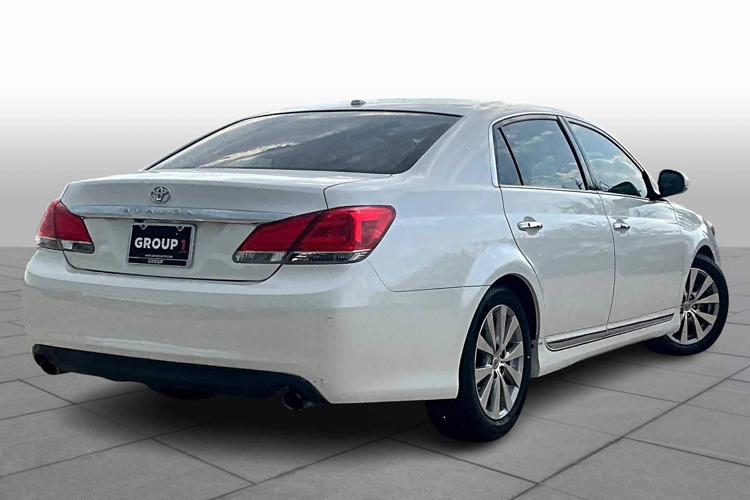 2011 Toyota Avalon Limited photo 11