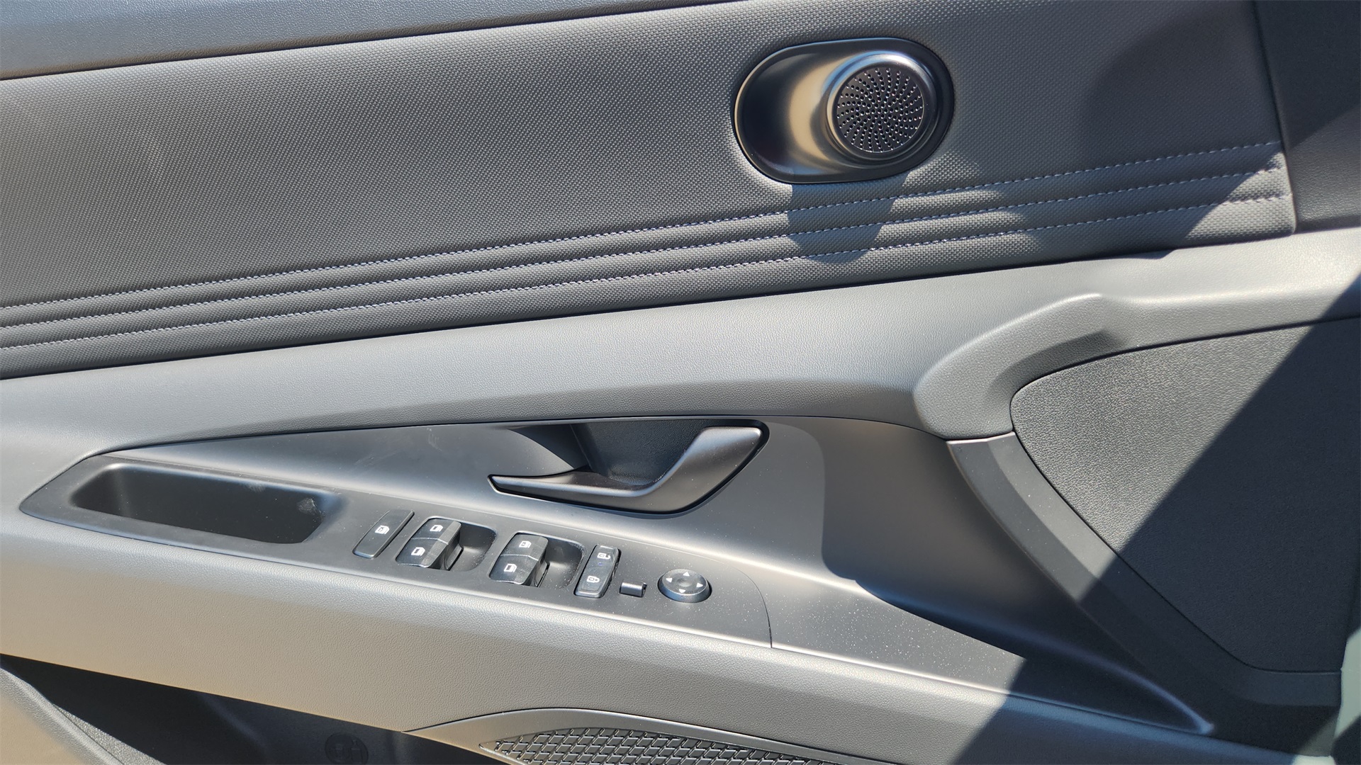 2025 Hyundai Elantra SEL Sport photo 14