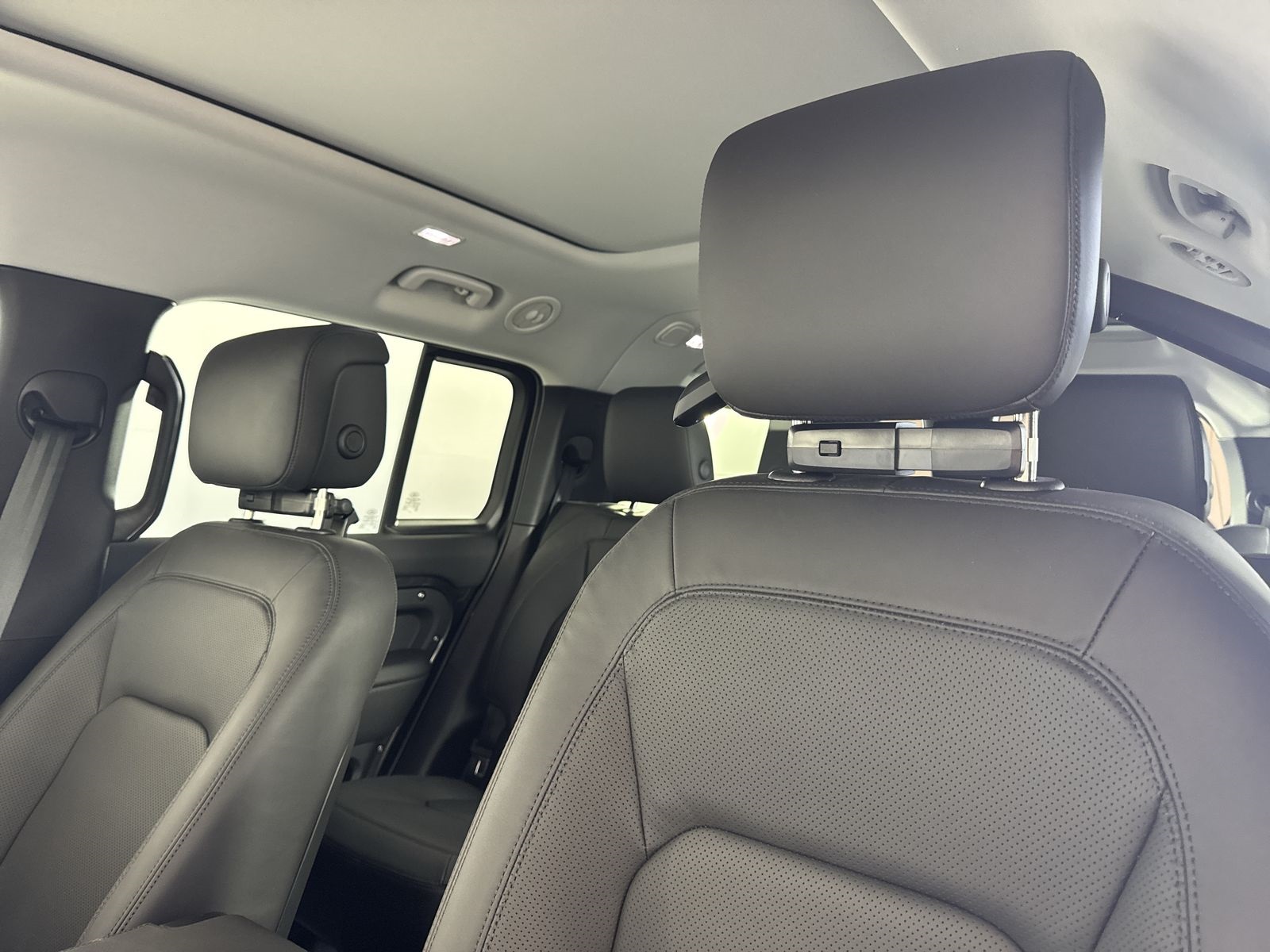 2025 Land Rover Defender 130 S photo 22