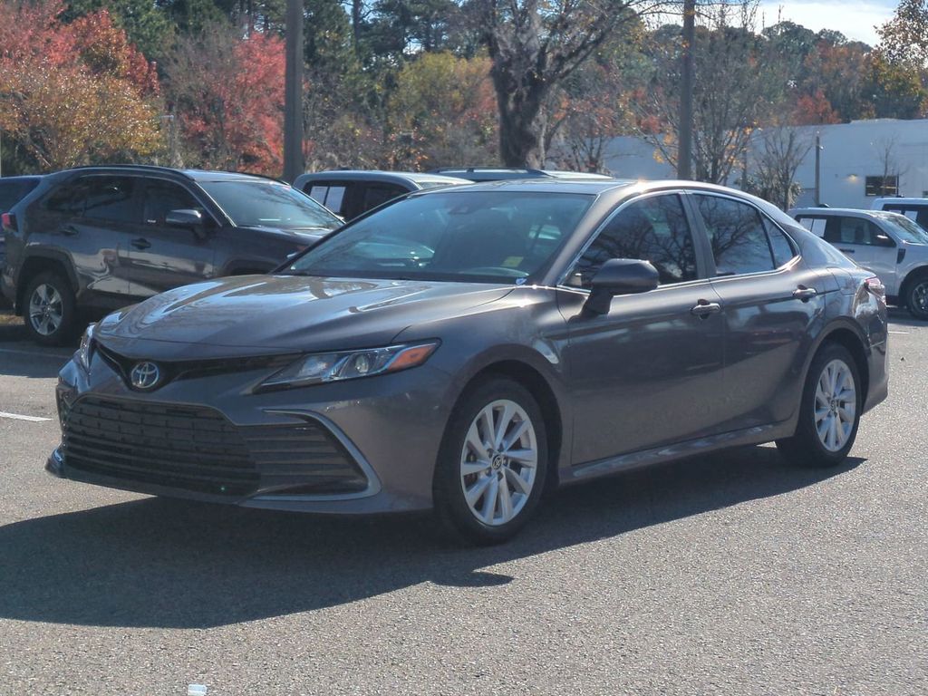 2023 Toyota Camry LE's photo