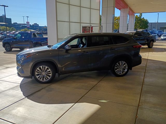 2022 Toyota Highlander Platinum photo 2