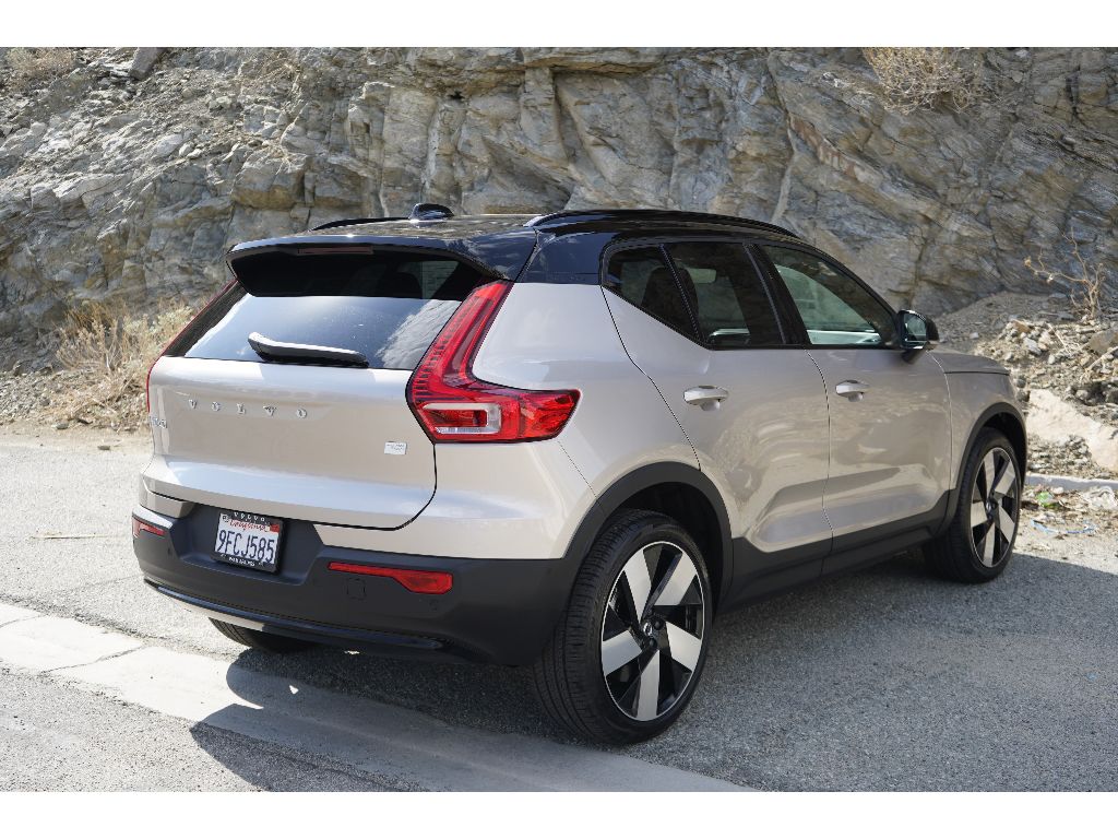 2023 Volvo XC40 P8 Ultimate photo 9