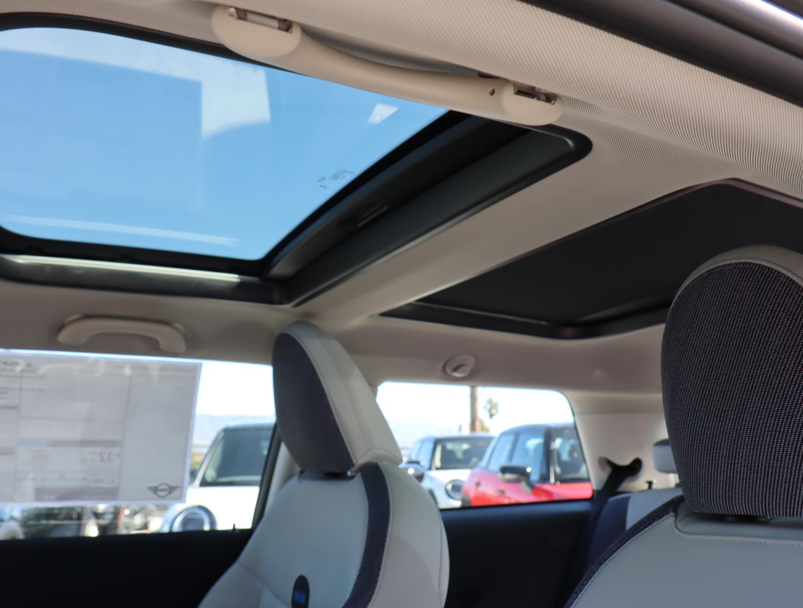 2025 Mini Cooper 2 Door Hardtop Signature photo 3