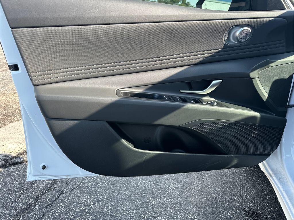 2025 Hyundai Elantra SEL Convenience photo 19