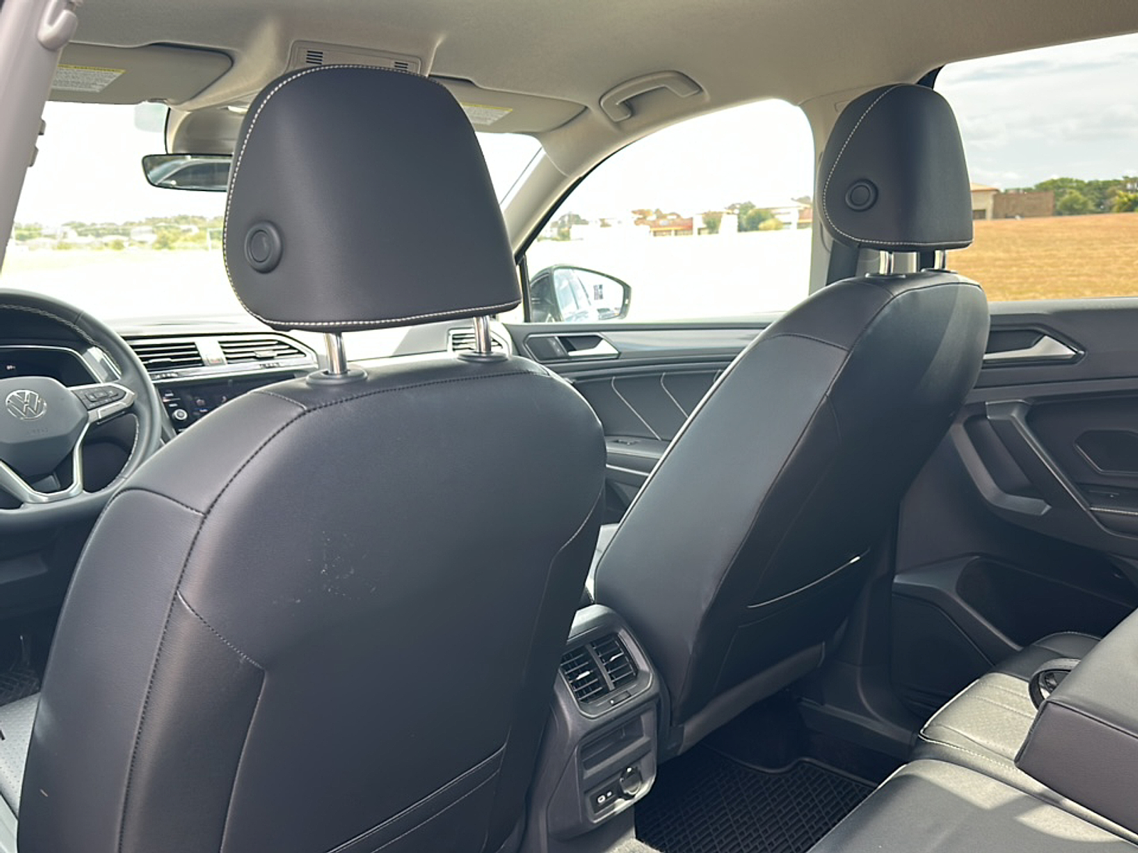 2022 Volkswagen Tiguan SE photo 3