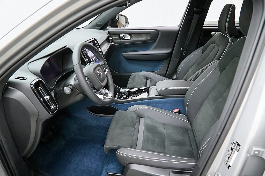 2023 VOLVO XC40 - Image 14