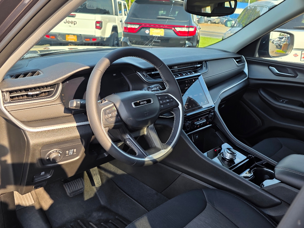 2023 Jeep Cherokee Laredo photo 2