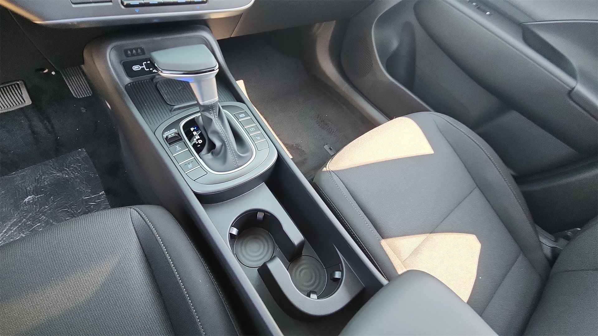 2026 Hyundai Kona SEL photo 15