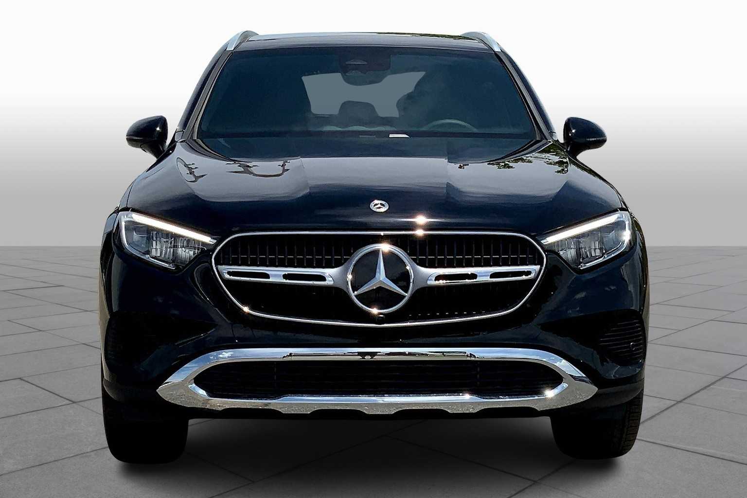 2025 Mercedes Benz GLC 300 photo 3