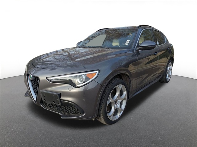 2023 Alfa Romeo Stelvio Lusso's photo