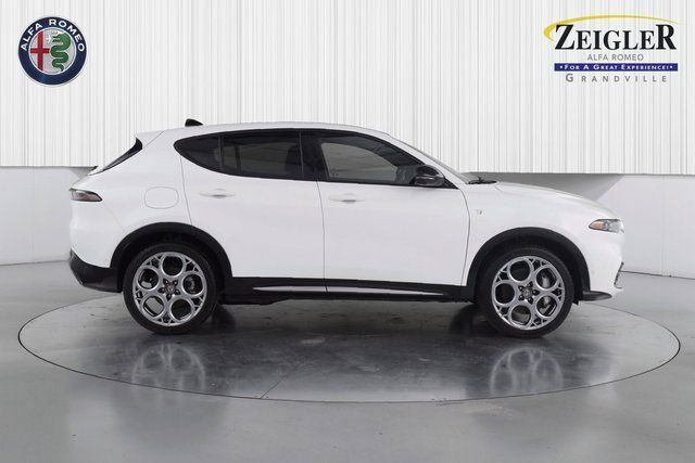 2024 Alfa Romeo Tonale Ti photo 2