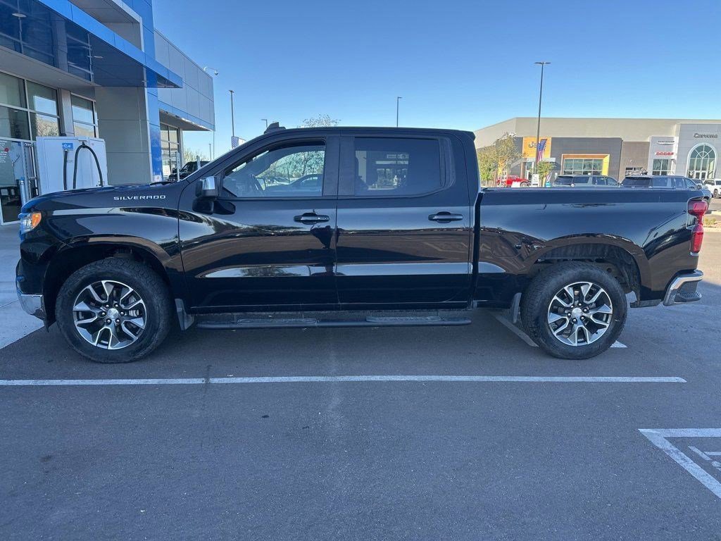2022 Chevrolet Silverado 1500 LT photo 2