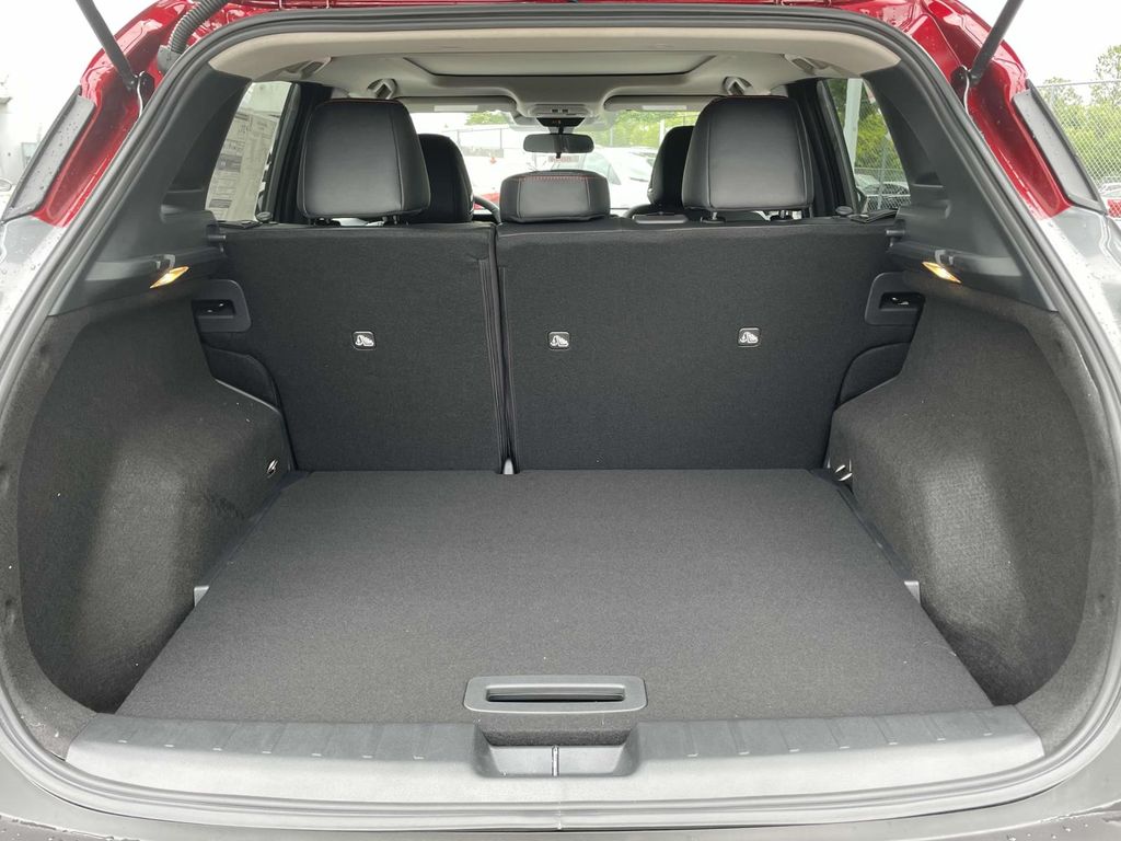 2025 Nissan Kicks SR photo 4