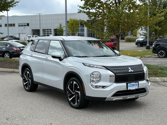 2024 Mitsubishi Outlander SE photo 3
