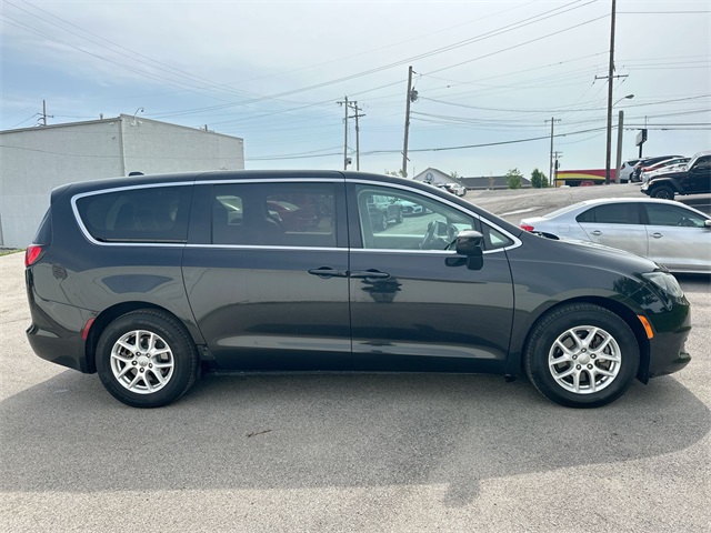 2017 Chrysler Pacifica LX photo 27