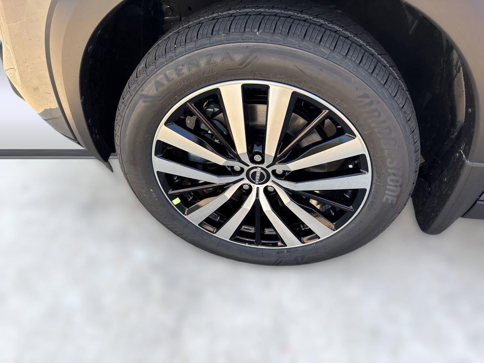 2025 Nissan Pathfinder Platinum photo 8