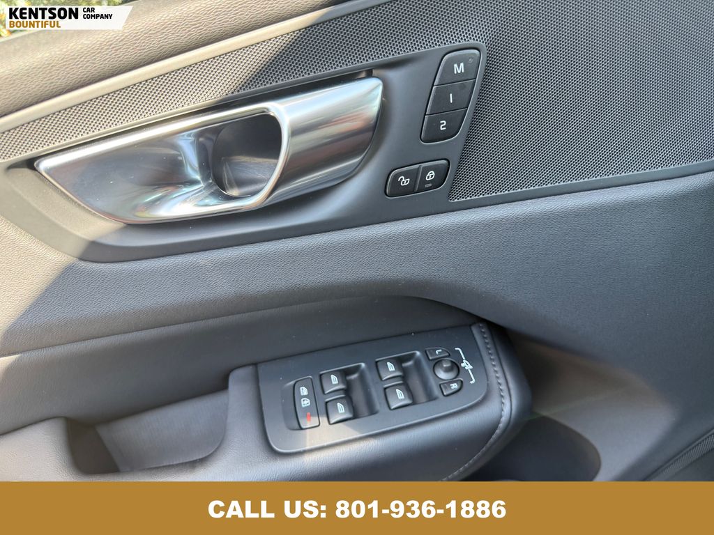2025 Volvo XC60 B5 Plus photo 21