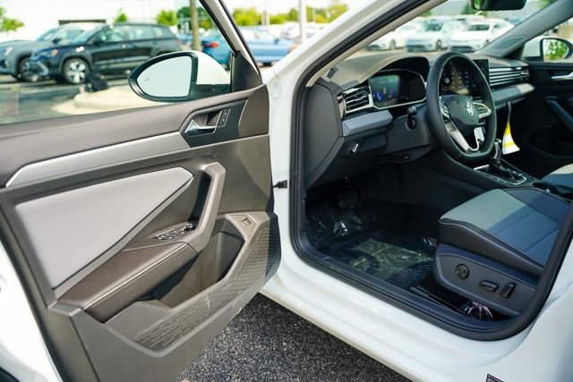2025 Volkswagen Jetta 1.5T SE photo 2