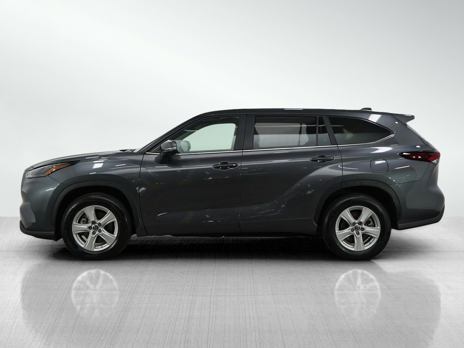 Used 2024 Toyota Highlander LE with VIN 5TDKDRAH7RS528585 for sale in Bloomington, Minnesota