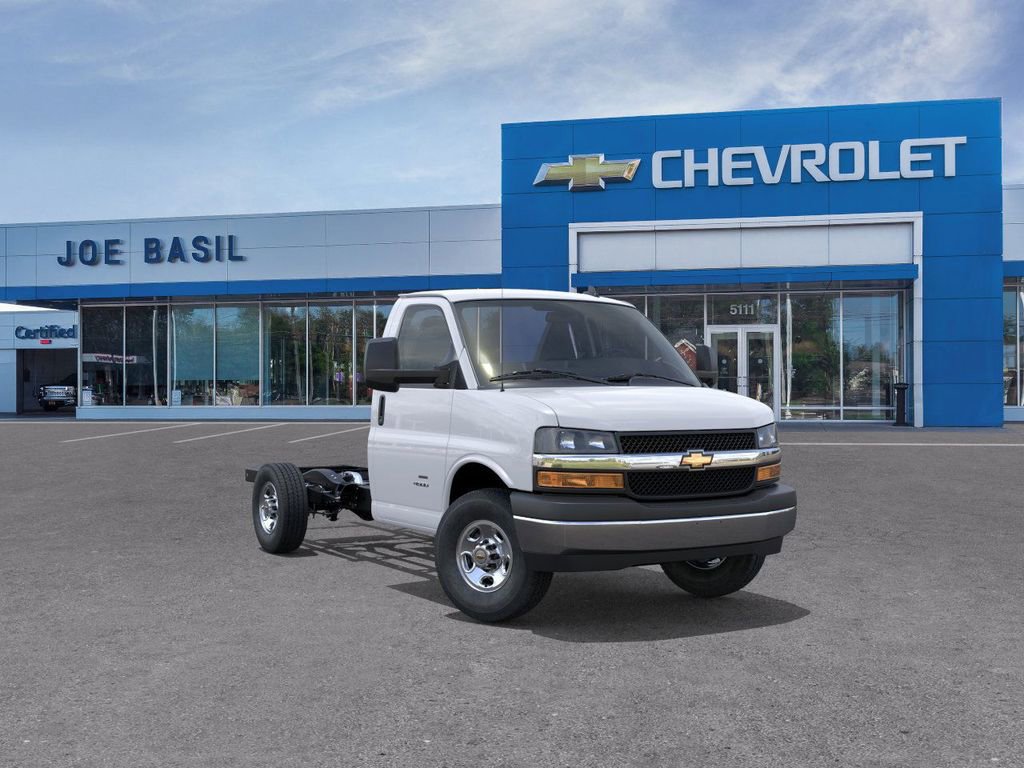 2025 Chevrolet Express Cutaway Base's photo
