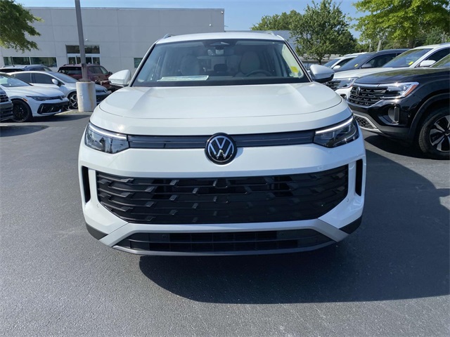 2025 Volkswagen Tiguan SE photo 2