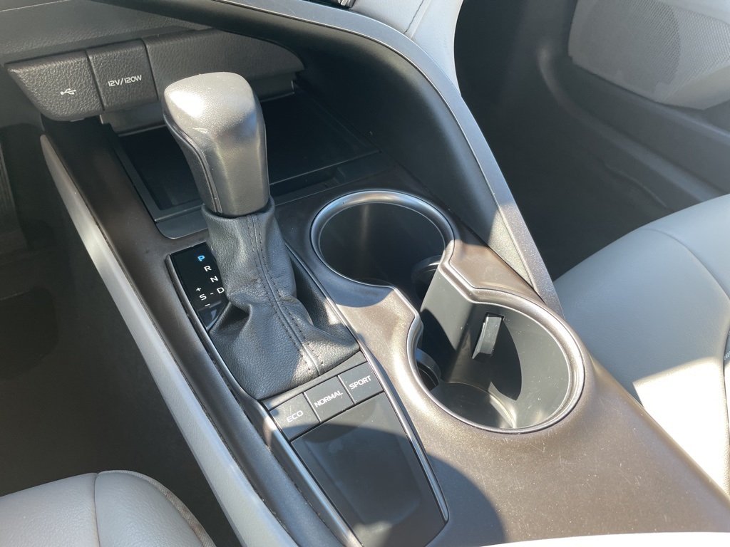 2022 Toyota Camry SE photo 8