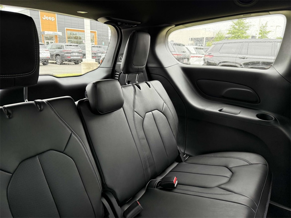 2025 Chrysler Pacifica photo 15
