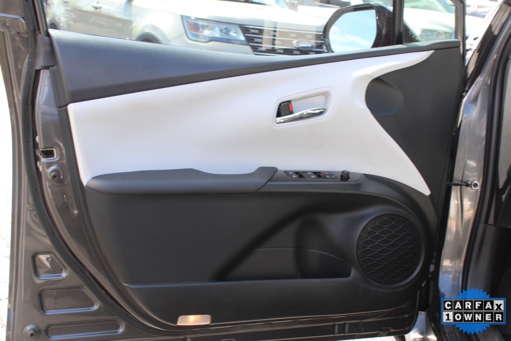 2017 Toyota Prius Four photo 13
