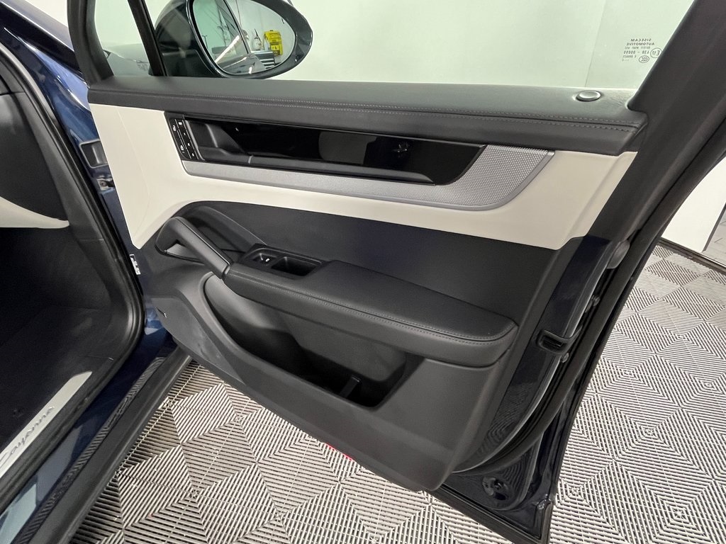 2024 Porsche Cayenne Base photo 19