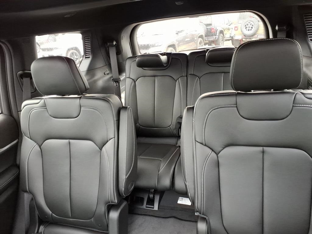2025 Jeep Grand Cherokee Limited photo 11