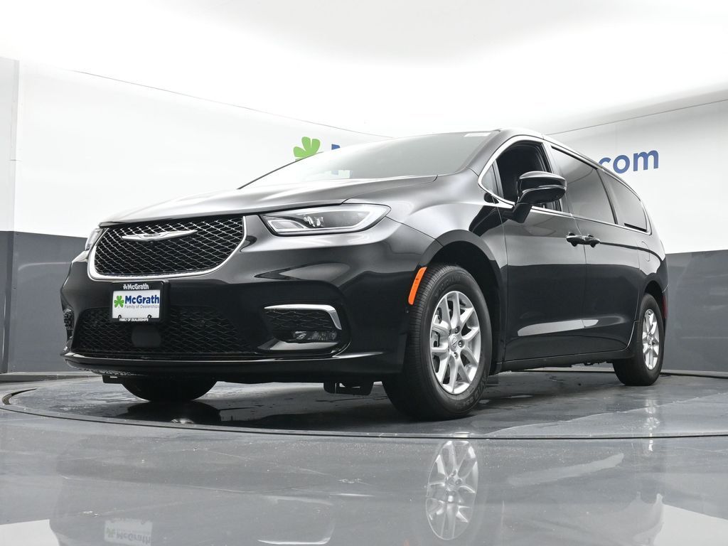 2026 Chrysler Pacifica photo 4