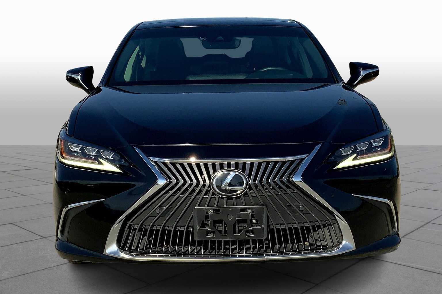 2019 Lexus ES Luxury photo 3