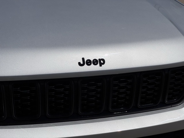 2023 Jeep Grand Cherokee Altitude photo 2