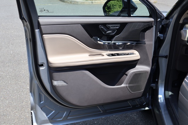 2022 Lincoln Corsair Standard photo 12