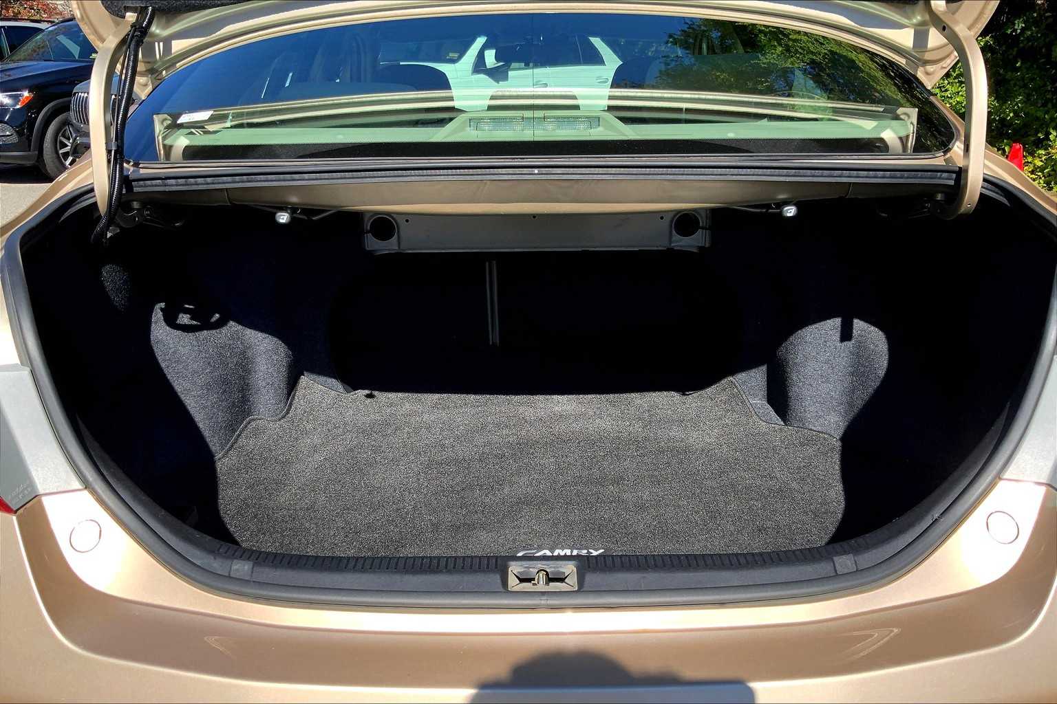 2010 Toyota Camry LE photo 30