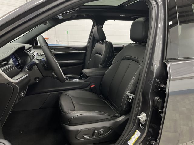 2025 Jeep Grand Cherokee Limited photo 4