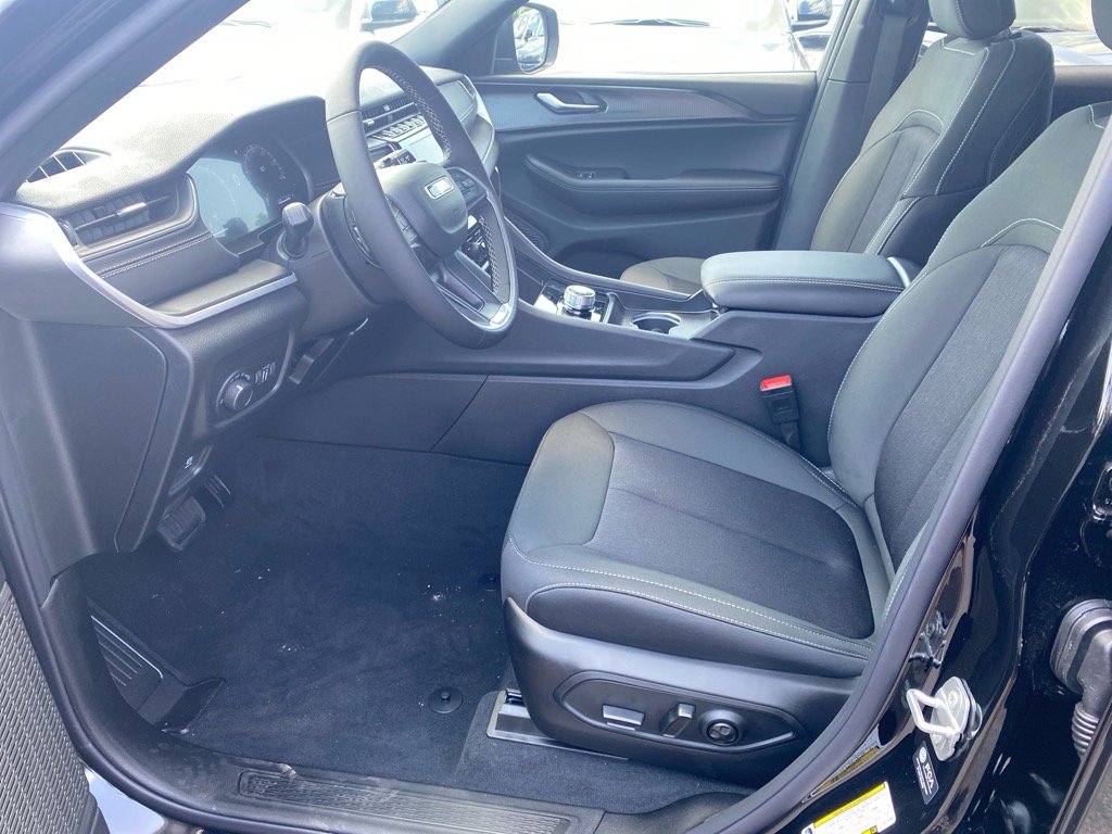 2025 Jeep Grand Cherokee Laredo X photo 4