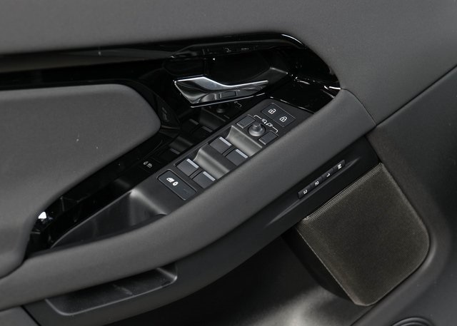 2026 Land Rover Range Rover Evoque Dynamic SE photo 18