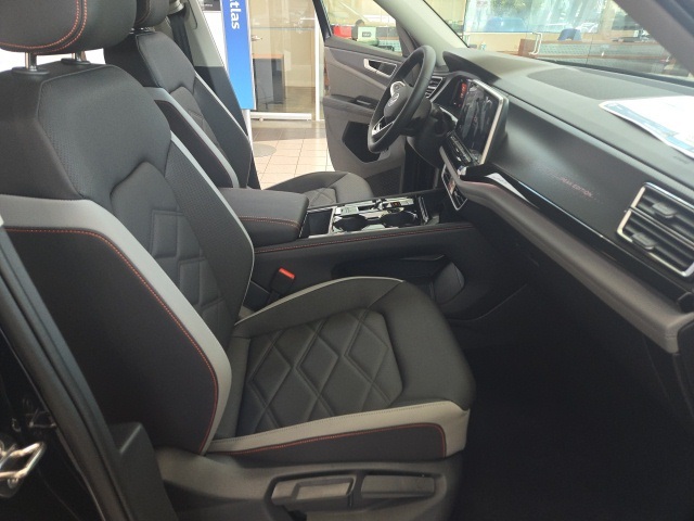 2025 Volkswagen Atlas Peak Edition SE photo 10