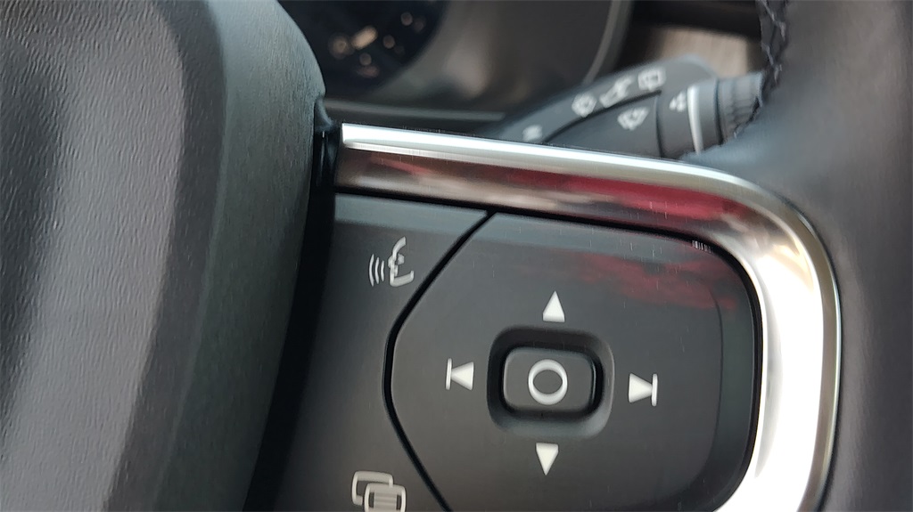 2026 Volvo XC40 Core photo 14